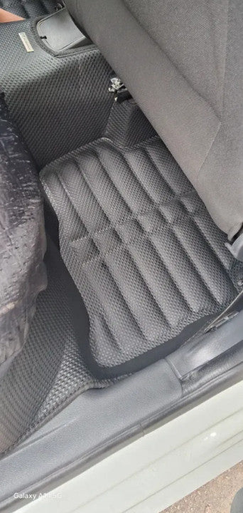 Alfombrilla instalada en el auto de Eduardo Xavier