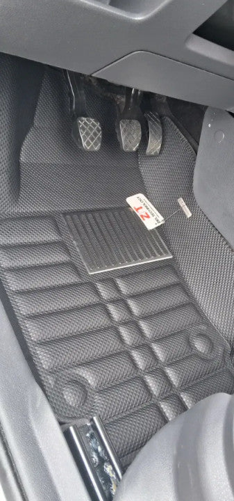 Alfombrilla en la zona de los pedales del auto de Lourival Garcia