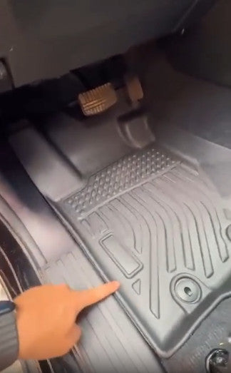 Cliente mostrando el acabado de la alfombrilla automotriz